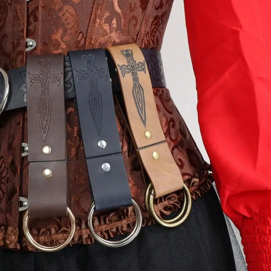 Leatherwork Rings - Middeleeuwse vrouwen wandelen plooirok met lederen